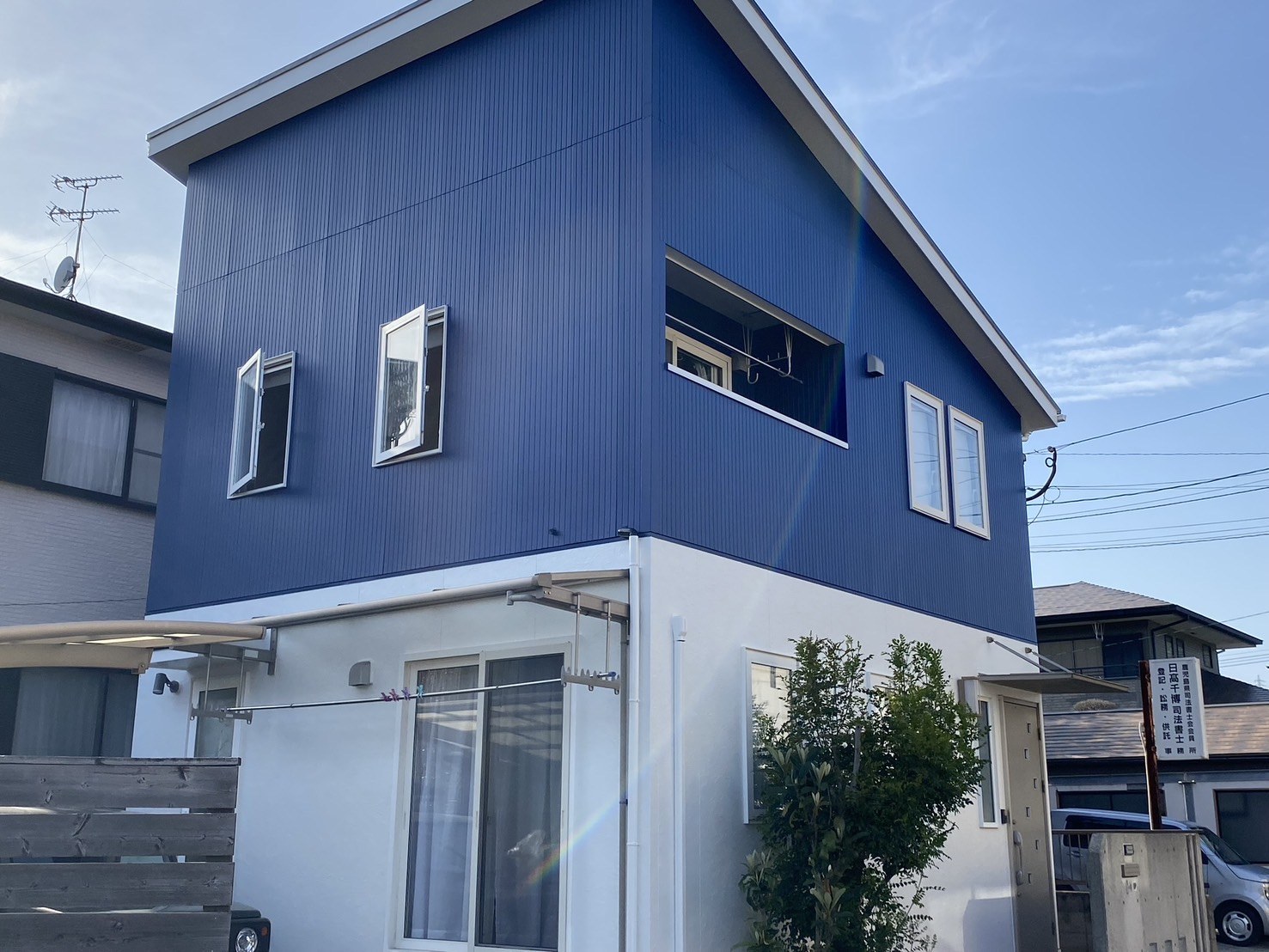 戸建て住宅 ネイビーへ刷新した金属サイディング